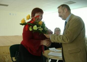 Savivaldybės administracijos direktorius Antanas Baura už sėkmingą KB „Žalioji lanka“ veiklą direktorei Nijolei Barkauskienei įteikė gėlių puokštę.