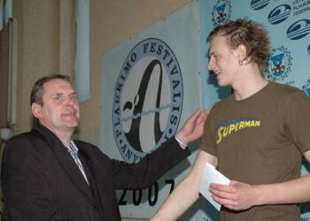 Festivalio direktoriui Audroniui Gališankai maloniausia buvo įteikti piniginį prizą anykštėnui Giedriui Titeniui.