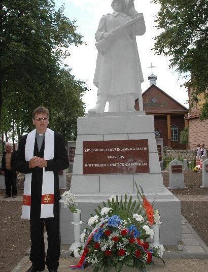 Ukmergėje gyvenanti Marija Kalvaitienė paminklą tarybiniams kariams vadina „rusišku čebatu“ ir prašo jį iškelti iš Kurklių.