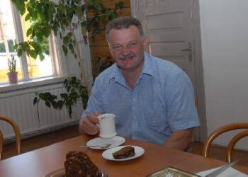 Vytautas Janulis, pakabinęs parodą skverelyje prie A. Vienuolio paminklo užsuko puodeliui kavos į