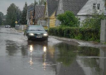 Liudiškių gatvėje vanduo užtvindė gatvę. Jono JUNEVIČIAUS nuotr.