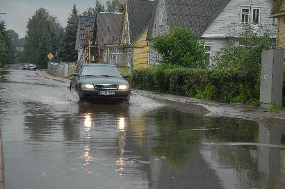 Liudiškių gatvėje vanduo užtvindė gatvę. Jono JUNEVIČIAUS nuotr.