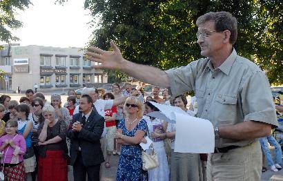 Gražiausių kilimų nugalėtojus miesto centre paskelbė profesorius, Vilniaus dailės akademijos prorektorius, taip pat ir komisijos pirmininkas Arvydas Šaltenis.