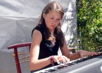 Pianistė Guoda Indriūnaitė pradėjo tradiciją savo ir draugų koncertus rengti prie tėvų namų Anykščių senamiestyje.