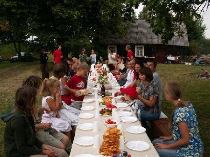 Kaimo susitikimo dalyviai stalą suruošė Alvido ir Dalios Titenių kieme.