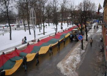 Didžiulė A.Vienuolio gimnazijos vėliava bus prailginta dvigubai. Pirmą kartą ją anykštėnai pamatė sausio 11-ąją, o sausio 13-ąją vėliava keliavo Vilniaus gatvėmis. Jono JUNEVIČIAUS nuotr.