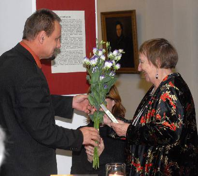 Anykščių rajono savivaldybės meras Sigutis Obelevičius pasveikino knygos „Angelai“ autorę Beatričę Kleizaitė-Vasaris įteikdamas jai gėlių puokštę ir savo knygą „Kas po kojomis žaliuoja“.