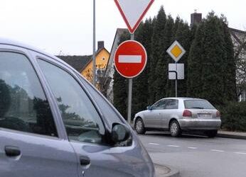 Šis chuliganų pokštas gali prišaukti eismo nelaimę. Autoriaus nuotr.