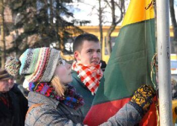 Vėliavą kėlė J. Biliūno gimnazijos gimnazistė Emilija Musteikytė. Jono JUNEVIČIAUS nuotr.