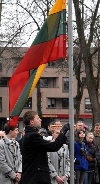 Valstybės vėliavą kėlė Anykščių kultūros sostinės 2012 ambasadorius Mindaugas Nefas. JOno JUNEVIČIAUS nuotr.