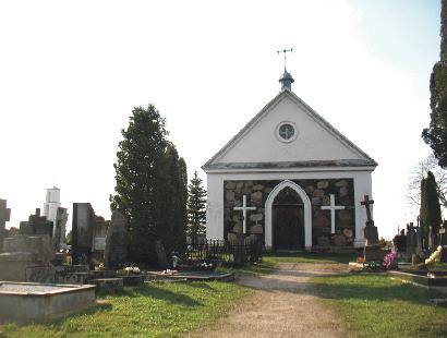 Kapinių koplyčioje Visų Šventųjų šventės vakarą aukojamos šv.Mišios už mirusius.