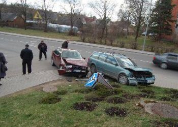 Avarijoje aplamdyti du automobiliai, išverstas kelio ženklas. Justo NAVAŠINSKO nuotr.