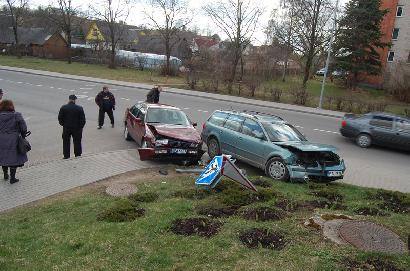 Avarijoje aplamdyti du automobiliai, išverstas kelio ženklas. Justo NAVAŠINSKO nuotr.