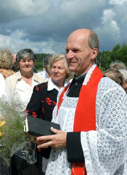 Kunigas Virginijus Taučkėla teismą tikino, kad už šokoladus jis nesusimokėjo netyčia dėl užmaršumo ir didelių rūpesčių, susijusių su jo motinos liga. Jono JUNEVIČIAUS nuotr.