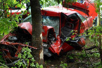 Iš sumaitotos „Audi 80“ žuvusiųjų kūnus išlaisvino ugniagesiai gelbėtojai. Jono JUNEVIČIAUS nuotr.