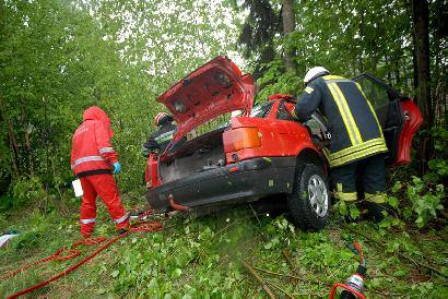 Automobiliui „Audi 80“ Nakonių kaime atsitrenkus į medį, 2 žmonės žuvo, 2 buvo sužeisti. Jono JUNEVIČIAUS nuotr.