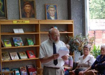 Literatūrinę popietę “Žmogus ne vien duona sotus” Svėdasų bibliotekoje vedė ir savo kūrybą skaitė renginio sumanytojas, mokslininkas ir literatas, Vaižganto mažosios premijos laureatas dr., doc. Juozas Lapienis