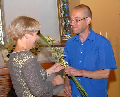 Gėles rašytojui Valdui Papieviui nuo Anykščių J. Biliūno gimnazijos bendruomenės. Nuotr. Jono JUNEVIČIAUS