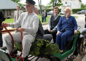 Niūronyse Dalia Grybauskaitė pasivažinėjo brička.