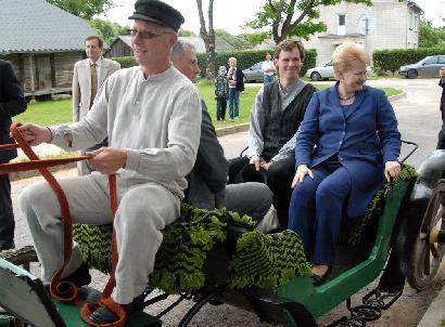 Niūronyse Dalia Grybauskaitė pasivažinėjo brička.