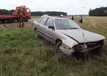 Automobilis „Audi 100“ nuo smūgio į kitos mašinos galą nuo kelio lėkė laukais ir sustojo netoli pamiškės medžių.