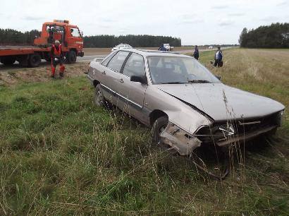 Automobilis „Audi 100“ nuo smūgio į kitos mašinos galą nuo kelio lėkė laukais ir sustojo netoli pamiškės medžių.