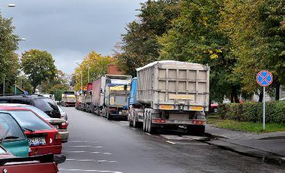 Dariaus ir Girėno gatvėje sunkiasvoriai automobiliai su obuoliais stovi netgi ženklo „Sustoti draudžiama“ galiojimo zonoje. Jono JUNEVIČIAUS nuotr.