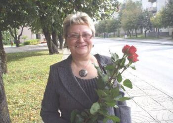 Debeikių vidurinės mokyklos direktorė Rita Skujienė džiaugėsi rajono tarybos nario Ričardo Sargūno rožėmis. Autoriaus nuotr.
