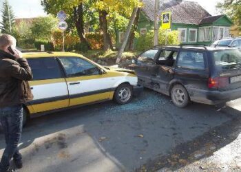 Pirminiais duomenimis, žmonės avarijos metu nenukentėjo, tik apdaužyti abu automobilai.