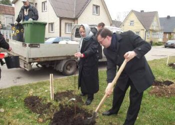 „Obelų take“ augs ir A.Vienuolio gimnazijos vadovų - direktorės Irenos Andrukaitienės ir pavaduotojo Egidijaus Šilaikos - pasodinta obelis. Nuotr. autoriaus