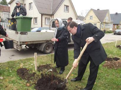 „Obelų take“ augs ir A.Vienuolio gimnazijos vadovų - direktorės Irenos Andrukaitienės ir pavaduotojo Egidijaus Šilaikos - pasodinta obelis. Nuotr. autoriaus