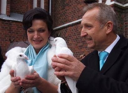 Po ceremonijos bažnyčioje Raimonda Abramovienė ir Antanas Baura į dangų paleido du baltus balandžius. Alfredo Motiejūno nuotr.