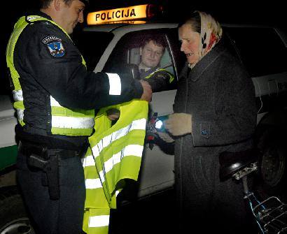 Ši Kelių eismo taisyklių pažeidėja buvo įspėta ir dovanų gavo šviesą atspindinčią liemenę. Autoriaus nuotr.