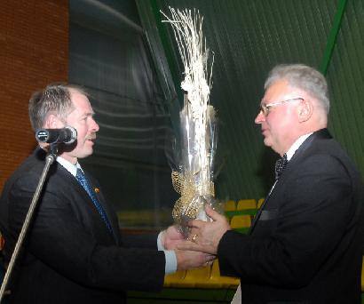 Ligoninės vyriausiąjį gydytoją Dalį Vaiginą sveikina Seimo narys Ričardas Sargūnas. Jono JUNEVIČIAUS nuotr.