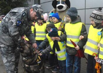 Vaikai glostė Uką ir plojo, kai jis gaudė „vagį“.Autoriaus nuotr.