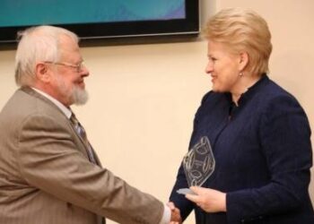 Profesorių Algirdą Avižienį apdovanojo Prezidentė Dalia Grybauskaitė. Dž.G.Barysaitės nuotr.