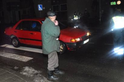 Pėsčiųjų perėjoje Vilniaus gatvėje moterį kliudė automobilis. Paprastai tokiais atvejais dažniausia kaltas būna vairuotojas, tačiau Kelių eimo taisyklės ir pėsčiuosius įpareigoja prieš žengiant į perėją įsitikinti, kad tai saugu. Autoriaus nuotr.