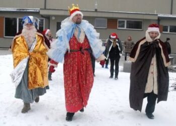 Trys karaliai ir jų palyda nešė leliūniečiams sveikinimus ir gerą nuotaiką. Autoriaus nuotr.