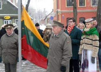 Lietuvos vėliavą kėlė anykštėnai šauliai, dalyvavę kruvinuose sausio 13 – osios įvykiuose Vytautas Pratapas ir Vytautas Juodzevičius, vieni iš pirmųjų savanorių, apdovanoti savanorio kūrėjo ir Sausio 13 –osios atminimo medaliais. Jono JUNEVIČIAUS nuotr.