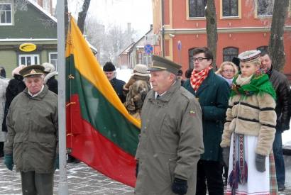 Lietuvos vėliavą kėlė anykštėnai šauliai, dalyvavę kruvinuose sausio 13 – osios įvykiuose Vytautas Pratapas ir Vytautas Juodzevičius, vieni iš pirmųjų savanorių, apdovanoti savanorio kūrėjo ir Sausio 13 –osios atminimo medaliais. Jono JUNEVIČIAUS nuotr.