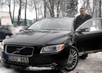 Meras Sigutis Obelevičius „Anykštai“ sakė, jog buvusio tarnybinio automobilio „Audi A6“ subyrėjo greičių dėžė, kurios remontas būtų atsiėjęs apie 30 tūkst.Lt, todėl savivaldybės administracija jam išnuomavo „Volvo S80“. Jono JUNEVIČIAUS nuotr.