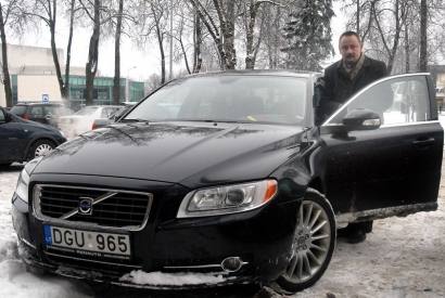 Meras Sigutis Obelevičius „Anykštai“ sakė, jog buvusio tarnybinio automobilio „Audi A6“ subyrėjo greičių dėžė, kurios remontas būtų atsiėjęs apie 30 tūkst.Lt, todėl savivaldybės administracija jam išnuomavo „Volvo S80“. Jono JUNEVIČIAUS nuotr.