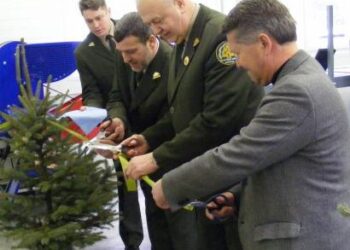 Patalpų atidarymo ceremonijoje juostelę kerpa (iš dešinės) UAB „Anrestas“ vadovas Jakovas Leonovas, generalinio urėdo pavaduotojas Petras Kanapienis ir Anykščių miškų urėdijos urėdas Sigitas Kinderis. Jiems asistavo Pavarių medelyno viršininkas Ričardas J