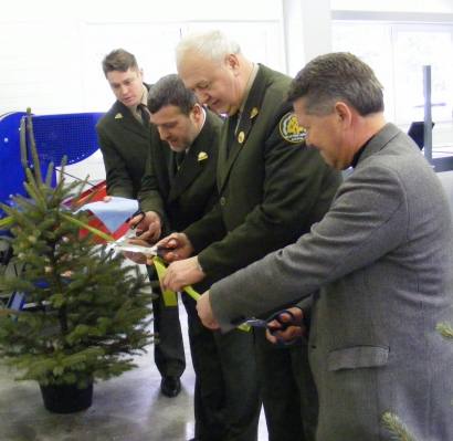 Patalpų atidarymo ceremonijoje juostelę kerpa (iš dešinės) UAB „Anrestas“ vadovas Jakovas Leonovas, generalinio urėdo pavaduotojas Petras Kanapienis ir Anykščių miškų urėdijos urėdas Sigitas Kinderis. Jiems asistavo Pavarių medelyno viršininkas Ričardas J