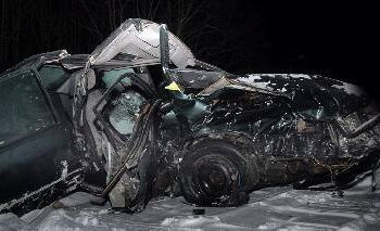 Iš automobilio „Audi 80“ žmonės ištraukti tik ugniagesiams gelbėtojams sukarpius kai kurias automobilio dalis. Jono JUNEVIČIAUS nuotr.