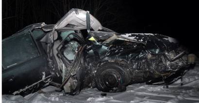 Iš automobilio „Audi 80“ žmonės ištraukti tik ugniagesiams gelbėtojams sukarpius kai kurias automobilio dalis.