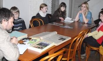 Jaunieji žurnalistai turėjo daug klausimų žurnalistui Tautvydui Kontrimavičiui.
