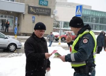 Anykščių policijos komisariato pareigūnai su anykštėnais bendravo miesto gatvėse. Autoriaus nuotr.