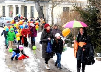 Vaikai iš Okuličiūtės dvarelio išnešė paskutines knygeles. Autoriaus nuotr.