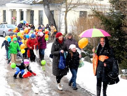 Vaikai iš Okuličiūtės dvarelio išnešė paskutines knygeles. Autoriaus nuotr.